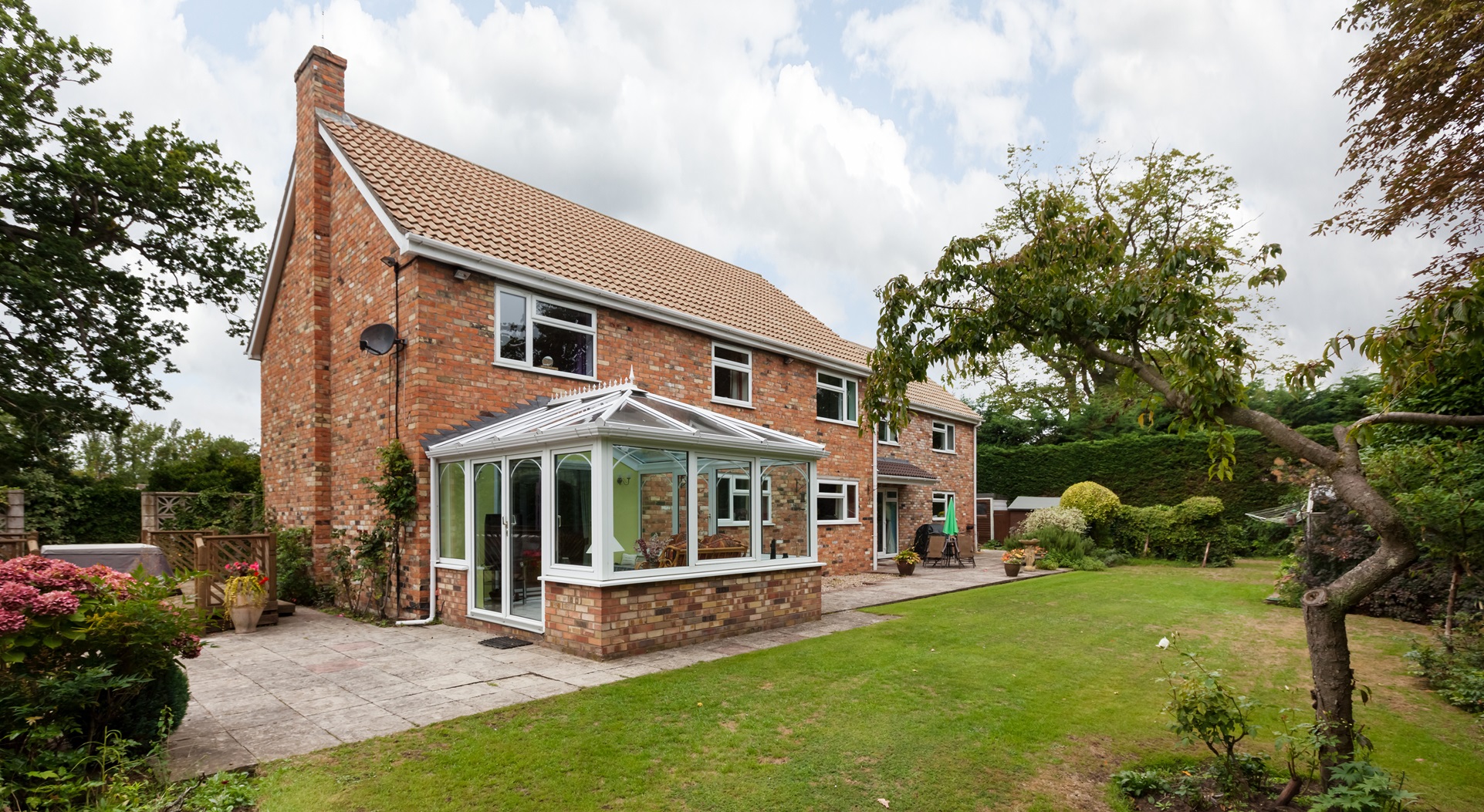 The Ultimate Guide to Conservatories, Orangeries, and Loggia Extensions for Your Home